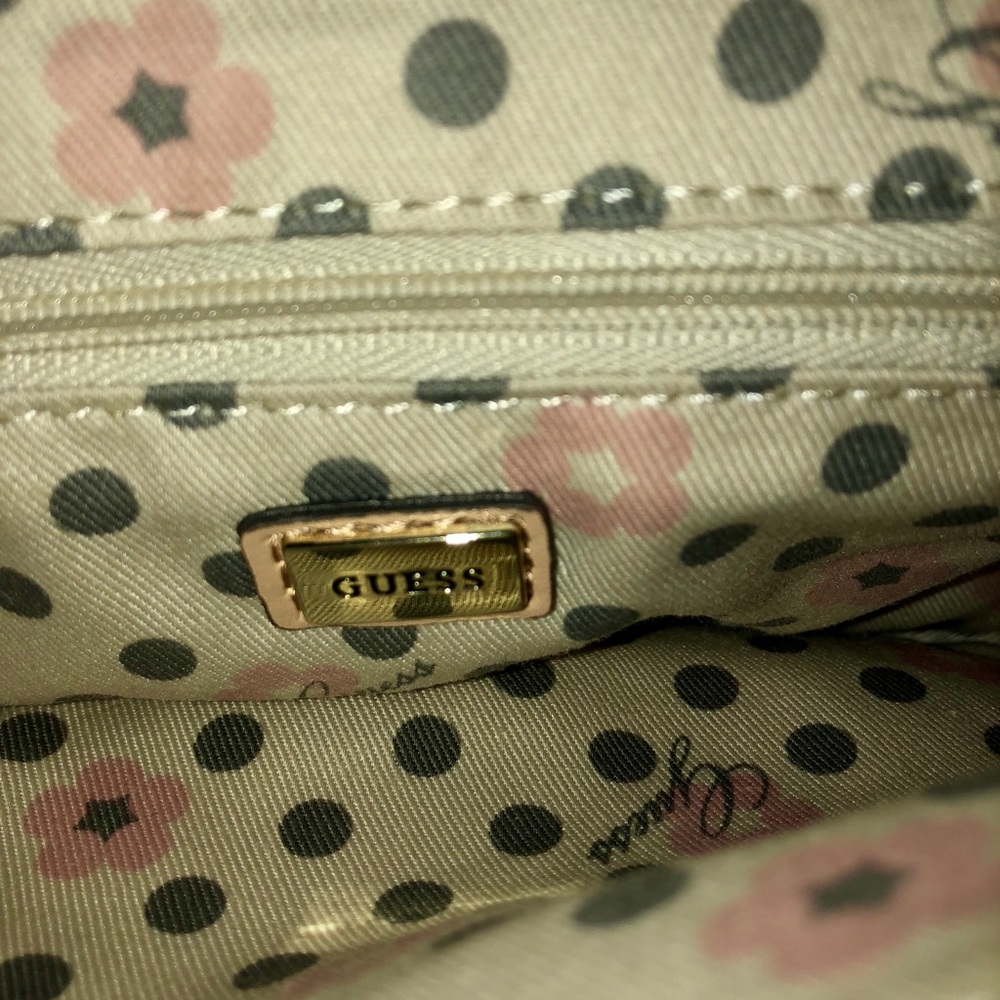 Handbags - Picture 6 of 8